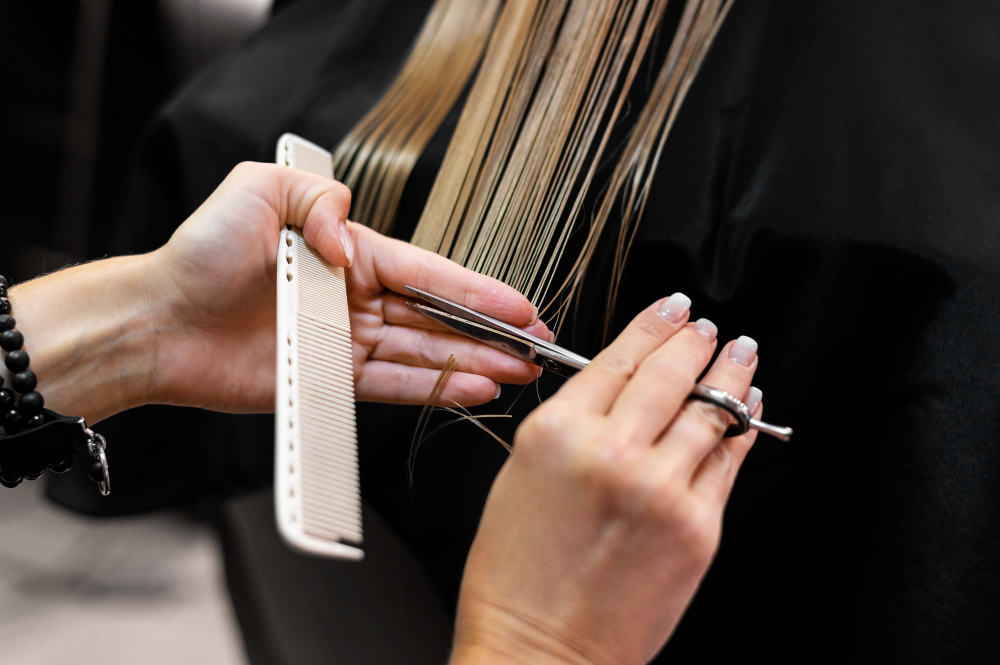 femme se faisant couper cheveux au salon beaute